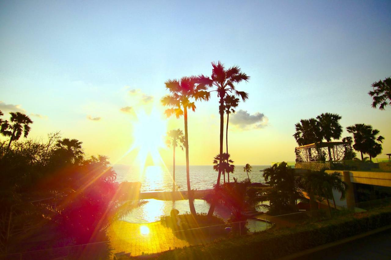 Luxurious Beachfront Pattaya Exterior photo